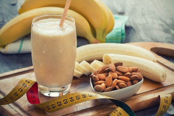 Gałęzi z bananem i migdałem